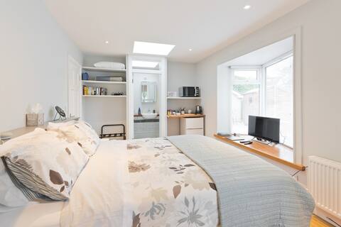 Self contained studio with ensuite, own entrance