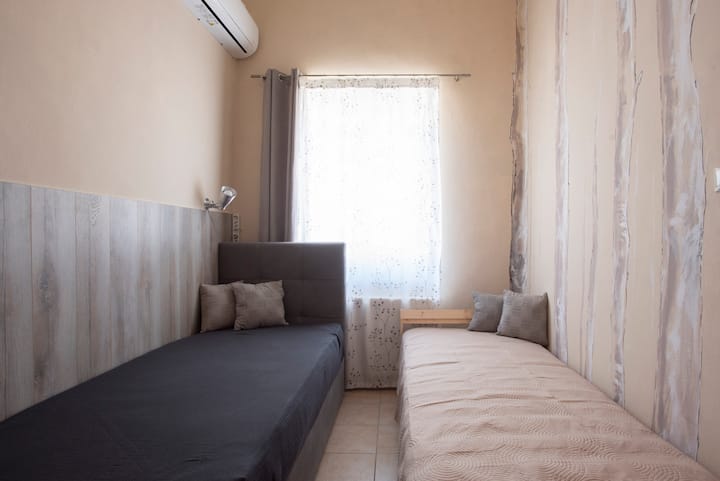 第二间卧室。两张单人床将房间用色彩和质感分开，但增加了树林的主题。
第二间卧室。两张单人床为房间颜色，搭配精选的材料，突出大自然/木材的主题。