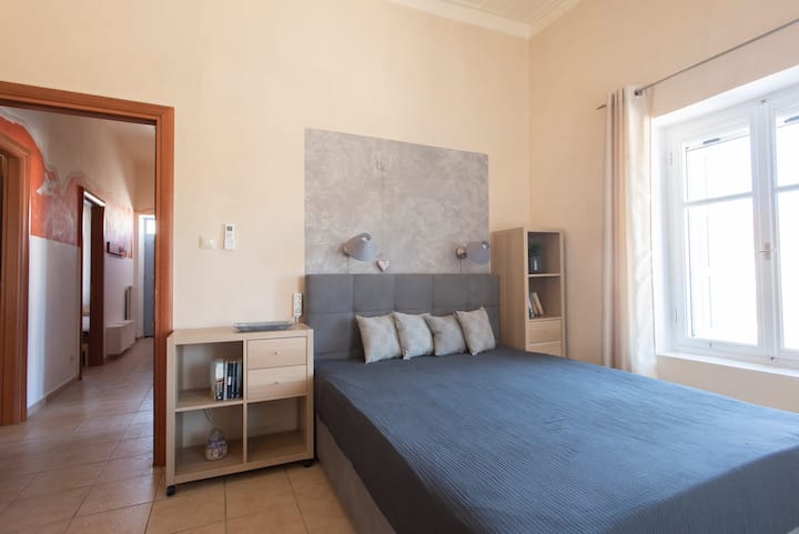 主卧配有宽敞舒适的床、温暖的色彩和漂亮的墙壁装饰。
卧室里有一张舒适的大床，色彩温暖，墙上有特别的装饰。