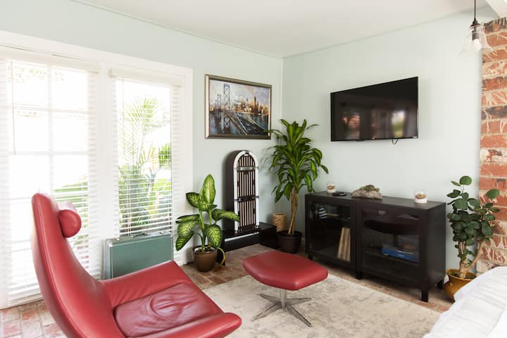 Southbay Hideaway: Garden Oasis Featuring Hot Tub! - Gardena, CA