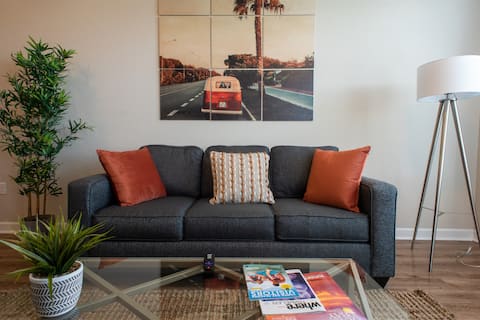 Top Airbnb: KING Bed ★Walk to Shopping/Food★ Pool+Gym ★ in Carver City/Lincoln Gardens