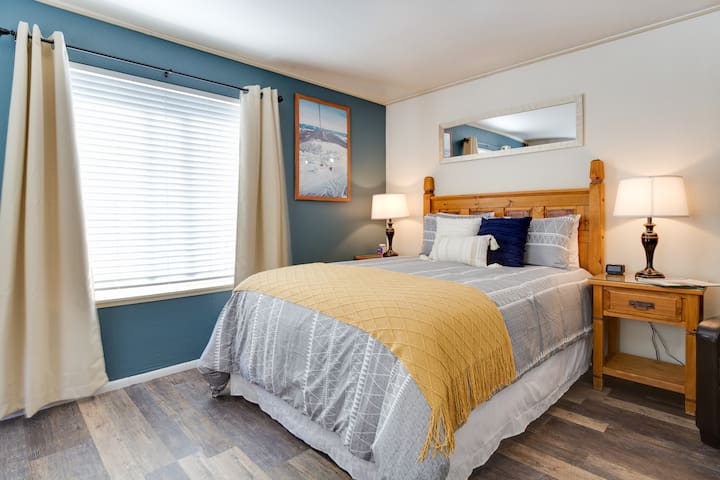 Modern Studio★Hot Tub★Pool★5 min to Ski Resorts!