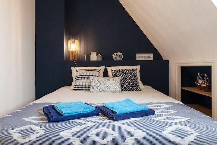 Главна спалня с изглед към морето