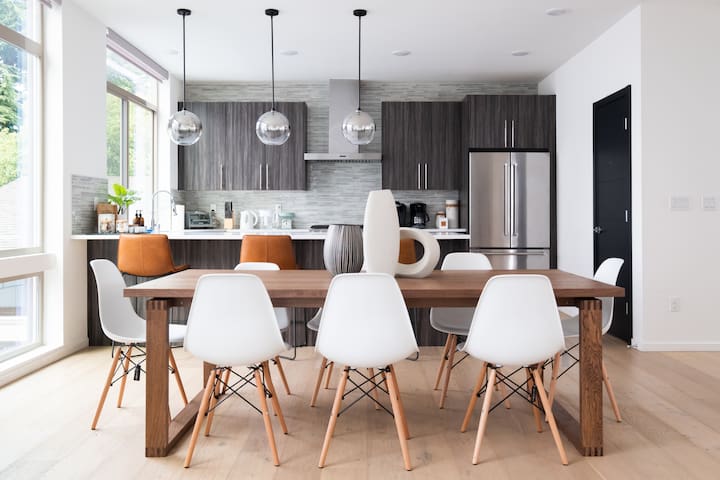 Designer 4BR Home | City Views + Gourmet Kitchen gallery image 4