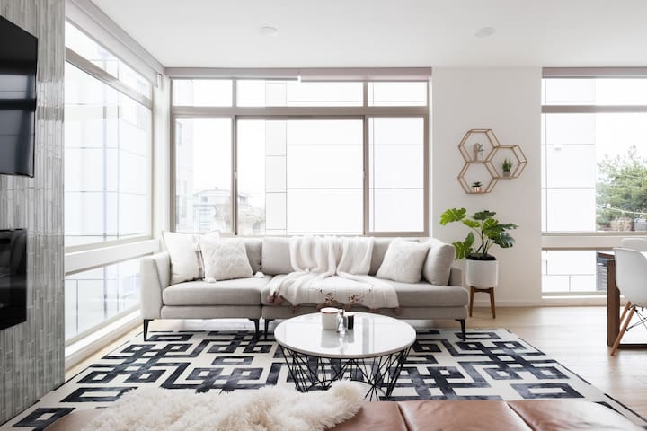 Designer 4BR Home | City Views + Gourmet Kitchen