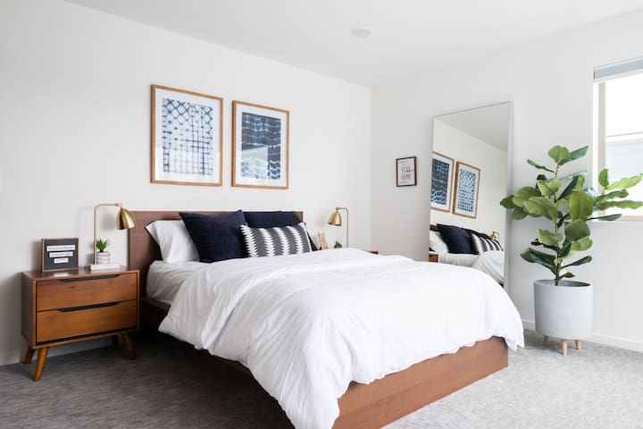 Designer 4BR Home | City Views + Gourmet Kitchen gallery image 2