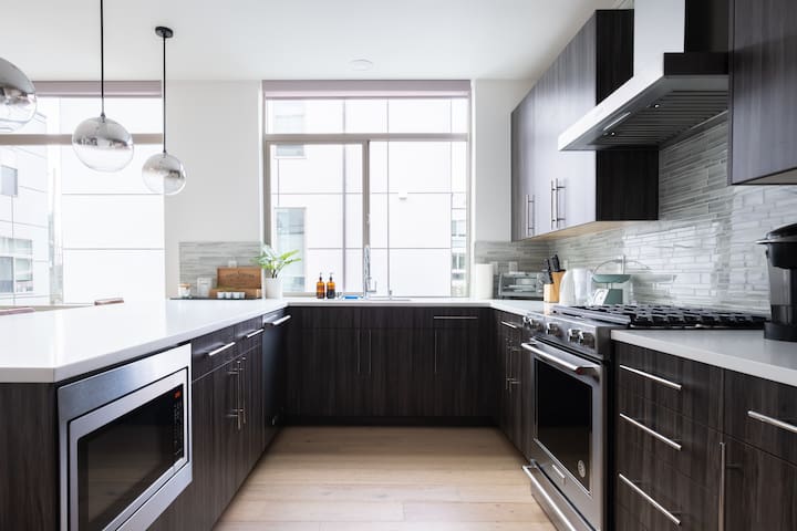 Designer 4BR Home | City Views + Gourmet Kitchen gallery image 3