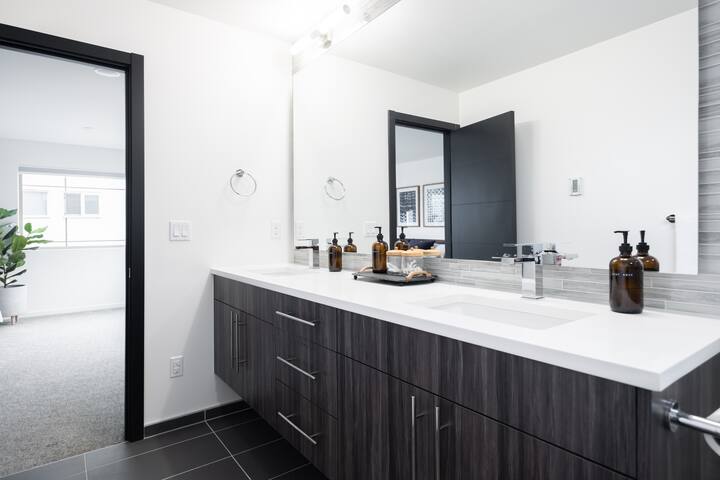 Designer 4BR Home | City Views + Gourmet Kitchen gallery image 5