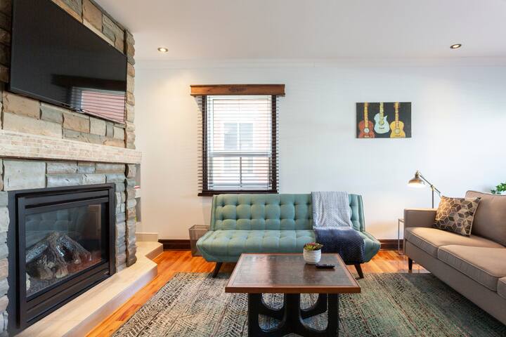 MTL Central Location | FREE Parking |Monthly Stays