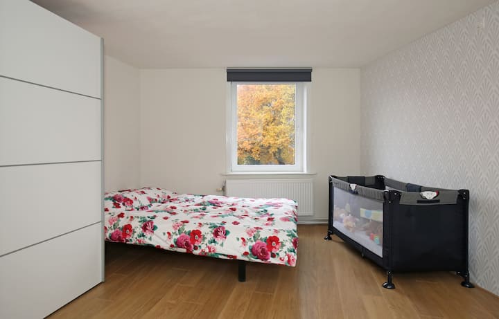 Cama de 140x200 y una cama para niños de hasta 3 a 4 años.