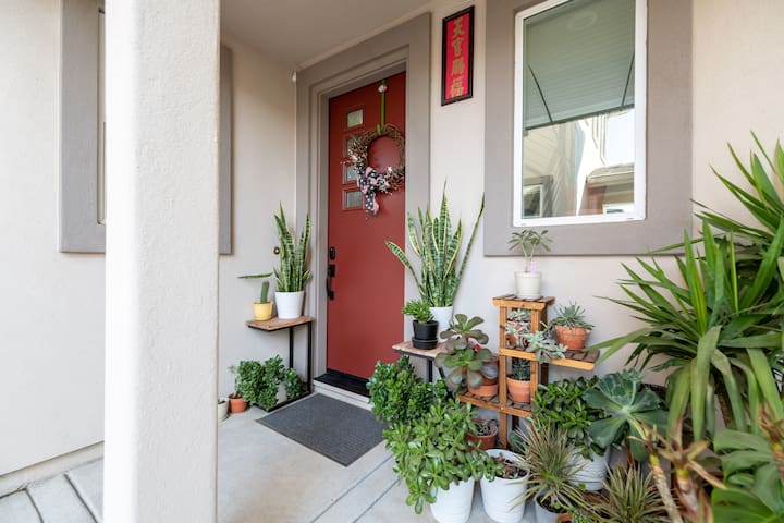 Cozy bedroom - 10 minutes to downtown/airport.