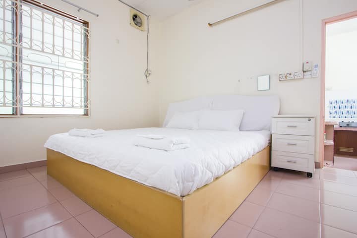 Просторна спалня 3 с 1 голямо двойно легло и един сгъваем матрак.