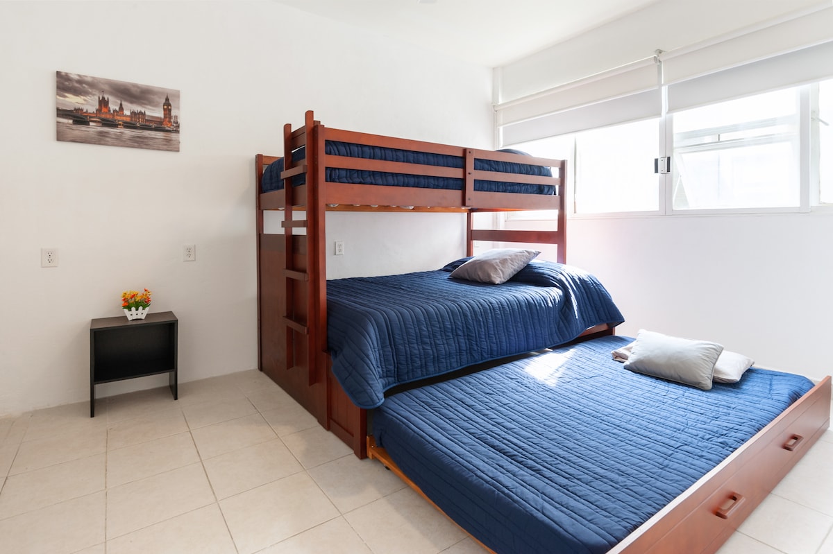 חדר שינה מס '2 עם מיטת קומתיים הכוללת מיטה זוגית אחת ושתי מיטות יחיד. 

בחדר השינה הזה יש ארון, חמור ומגהץ.