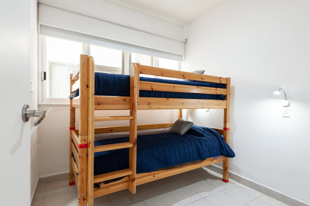 חדר שינה מס '3 עם מיטת קומתיים המורכבת מ -2 מיטות יחיד.

בחדר השינה הזה יש חדר רחצה ושירותים פרטי.