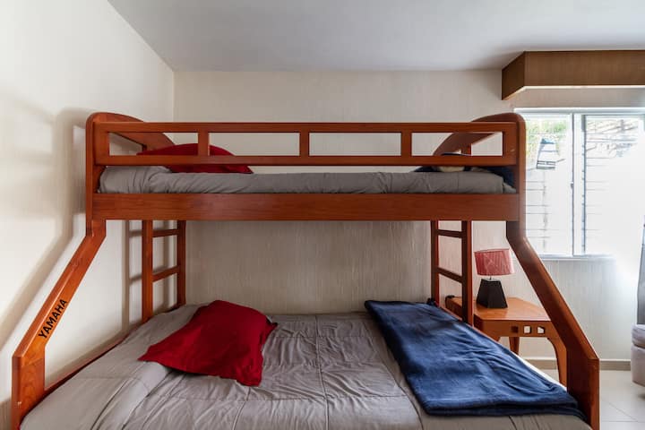 2号房配有电视、浴室、双人床和单人双层床。