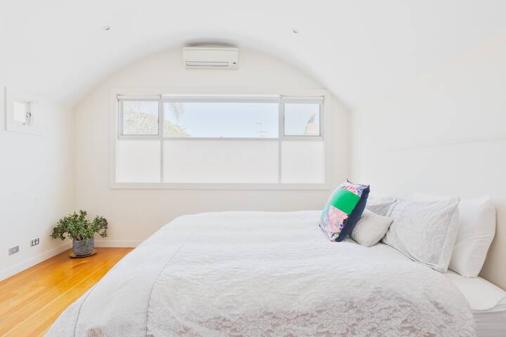 Spacious 3BR South Melbourne House w/ Free Parking gallery image 4