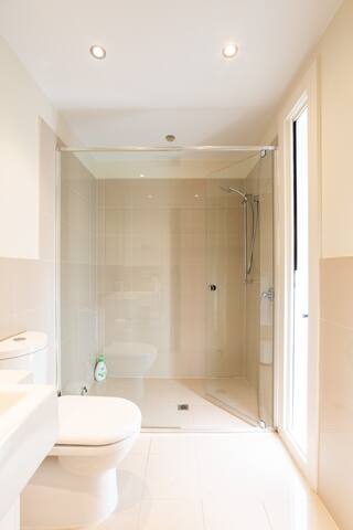 Spacious 3BR South Melbourne House w/ Free Parking gallery image 5