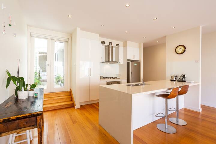 Spacious 3BR South Melbourne House w/ Free Parking gallery image 3