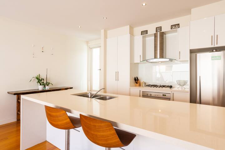 Spacious 3BR South Melbourne House w/ Free Parking gallery image 2