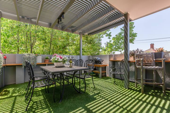 “ELM” Family Oasis, 4 bed Carpark Foxtel gallery image 4