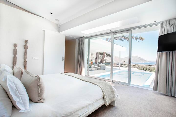 5 Star Design Villa – magic views – secure estate gallery image 3