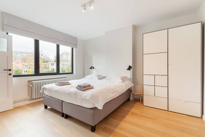 Fully renovated 3 bedroom duplex near the forest gallery image 5