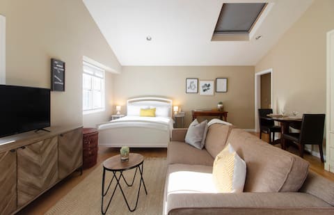 Popular Airbnb listing: Serene Garden Cottage: Walk to downtown WillowGlen in Willow Glen