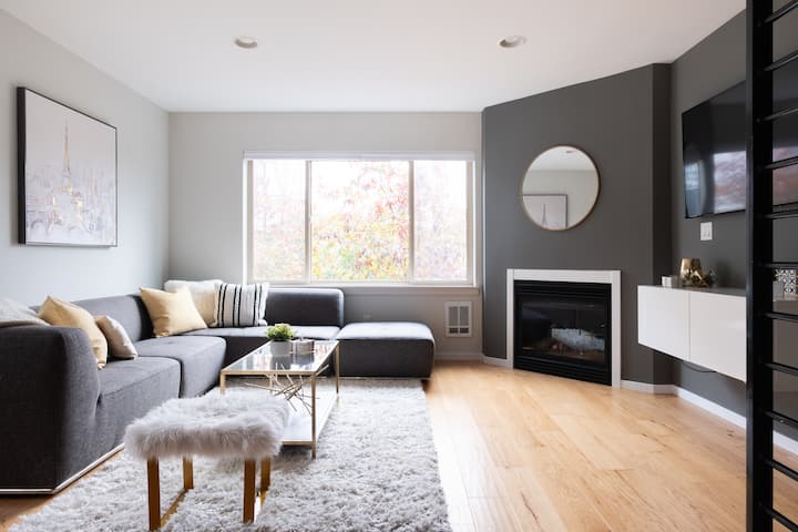 3br Summer Escape | Patio + Space Needle Views - Seattle, WA
