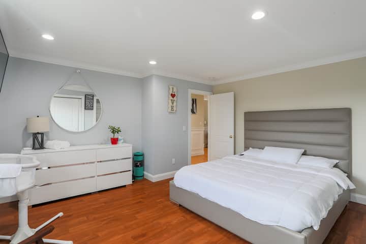 חדר השינה הראשי עם מיטת קינג - סייז מפוארת