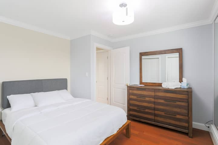 חדר השינה השני המרווח עם נוף לשכונה שלמטה