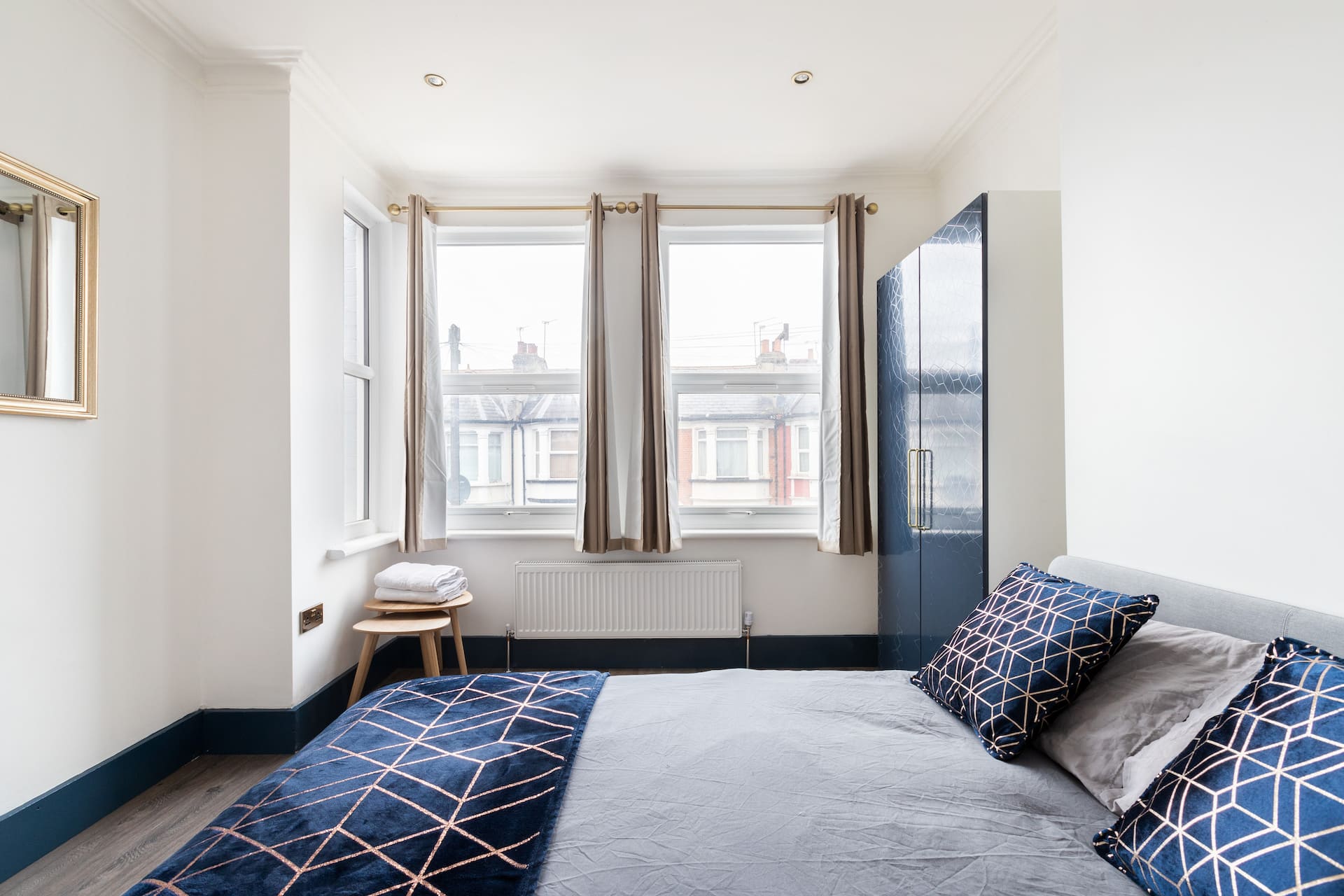Cosy 3 Bed Flat - 1 Minute walk to Tube/ Metro