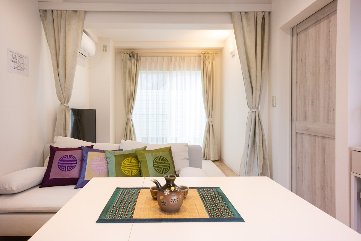 Навистина е мирно соседство! Но откако ќе одите во областа Сенсоџи, навистина е живо.
во близина има супермаркет на само 2 минути пешачење.