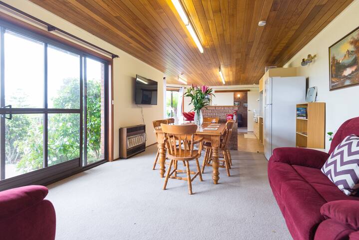 Bayside house, Flower garden, Quiet street, gallery image 5