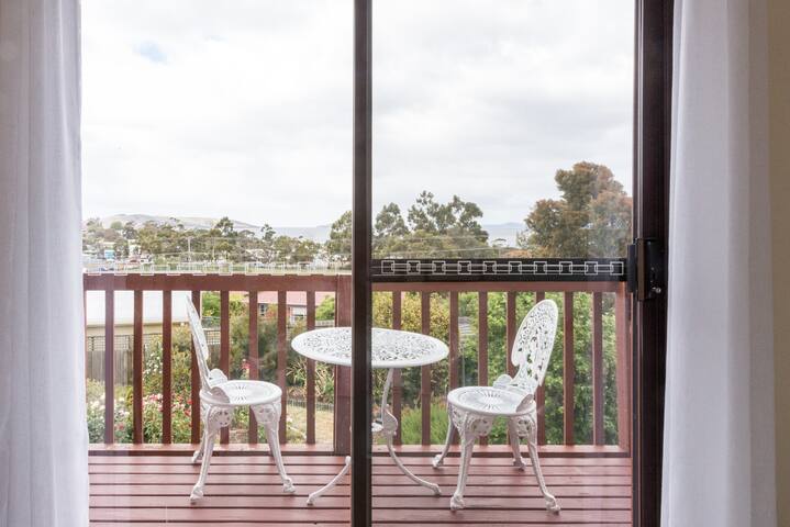 Bayside house, Flower garden, Quiet street, gallery image 3