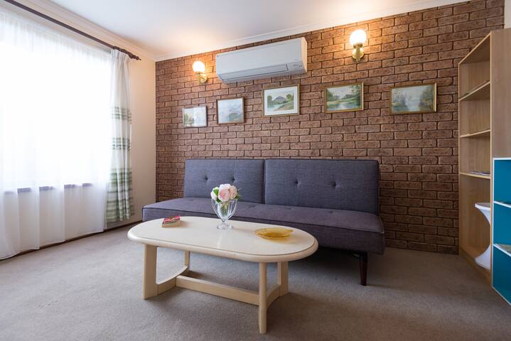 Bayside house, Flower garden, Quiet street, gallery image 4