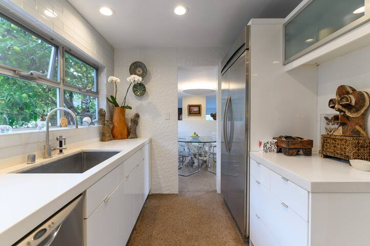 Pasadena Mid-Century Modern Treehouse gallery image 3