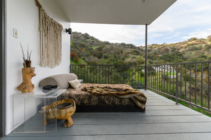 Pasadena Mid-Century Modern Treehouse gallery image 2