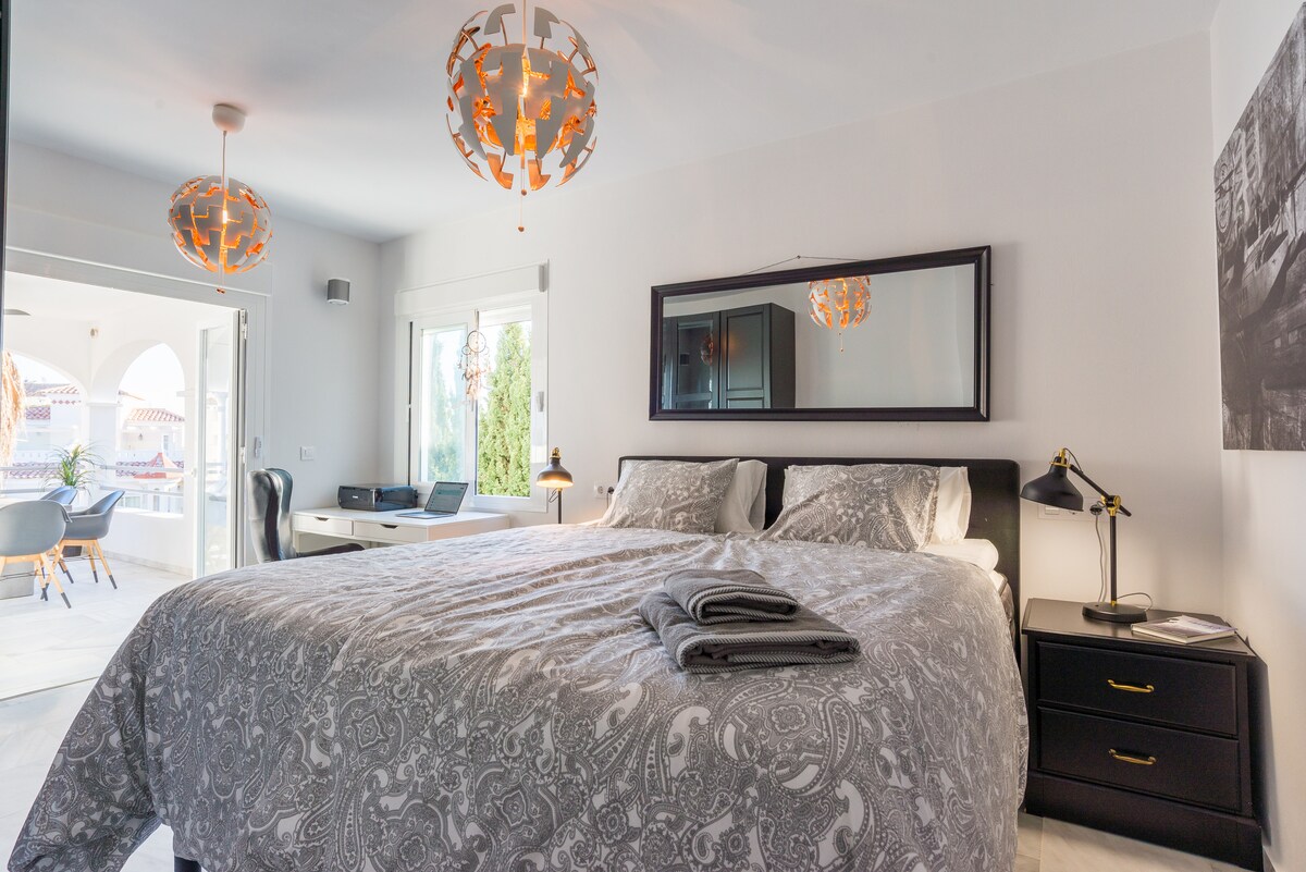 Bottom floor bedroom with direct access  to the porche