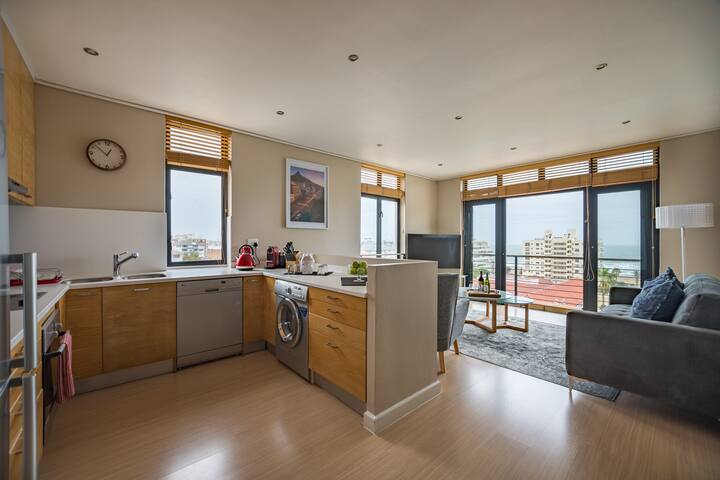 Sweeping Sea, Mountain & Promenade Views Sea Point gallery image 2