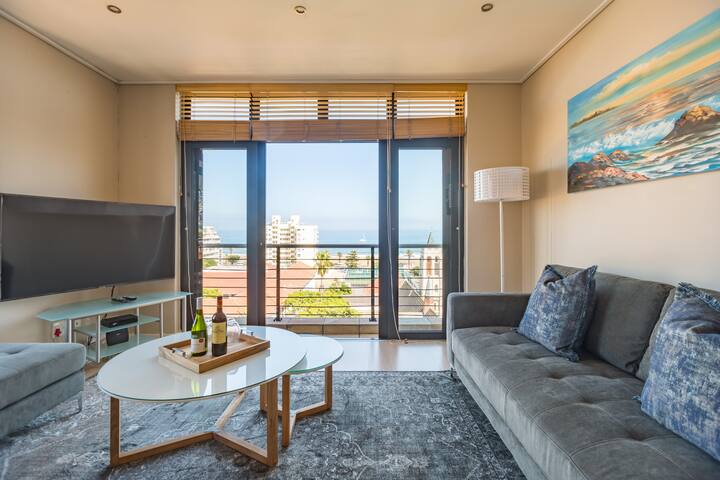 Sweeping Sea, Mountain & Promenade Views Sea Point gallery image 5