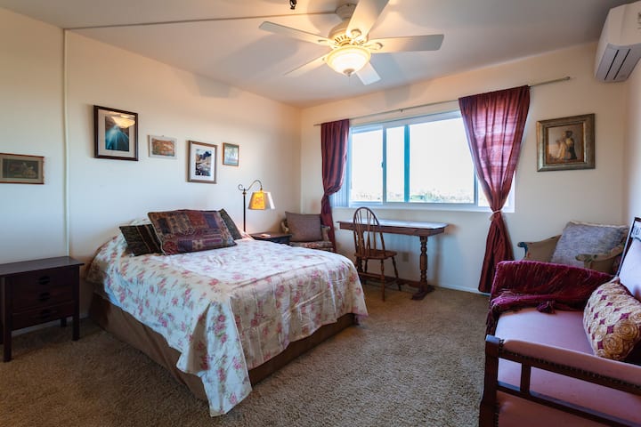 Chumba cha kulala. Tuliongeza kabati la kujipambia kwenye chumba cha kulala baada ya kupiga picha hizi.