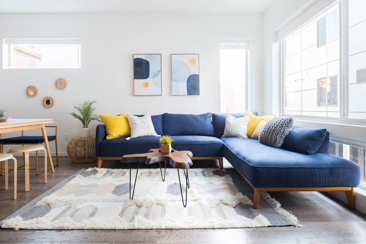 Luxe 4BR Townhouse | Rooftop Deck & Walkable