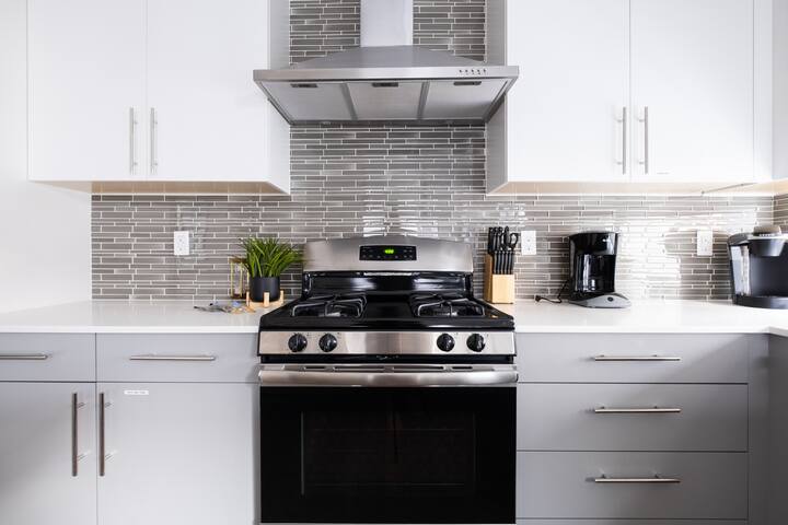 Luxe 4BR Townhouse | Rooftop Deck & Walkable gallery image 4