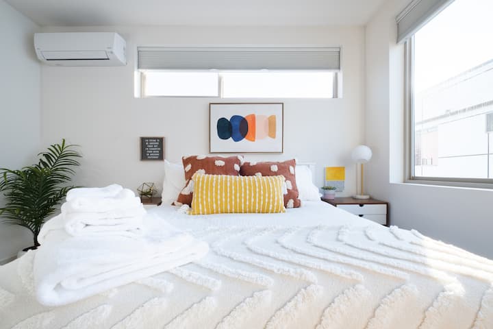 Bedroom 1 double bed (pull out)