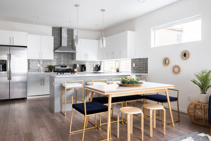 Luxe 4BR Townhouse | Rooftop Deck & Walkable gallery image 3