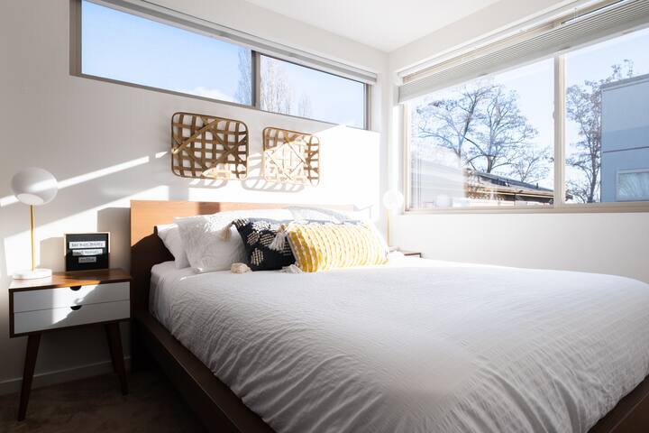 Luxe 4BR Townhouse | Rooftop Deck & Walkable gallery image 2