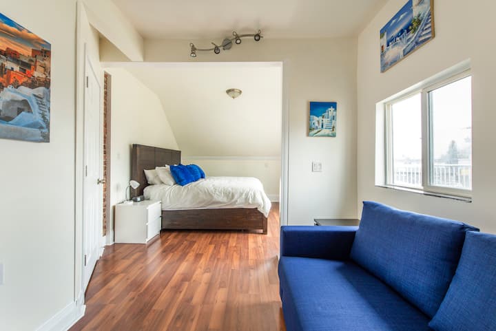 Chumba kikuu cha kulala chenye mandhari ya Santorini kilicho na kitanda cha ukubwa wa King, kitanda cha sofa na sitaha kubwa ya kujitegemea 