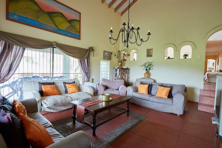 A 14 Cynthias Country Stay Main House 14 Sleeper - Hartbeespoort