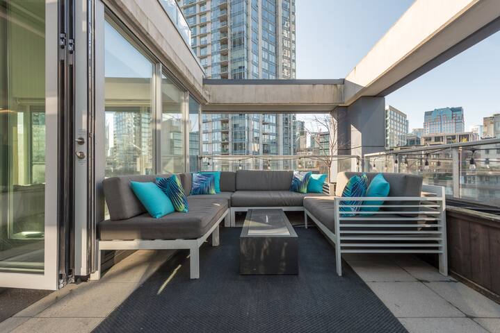 One-of-a-kind Luxury Penthouse w/ private hot-tub gallery image 2