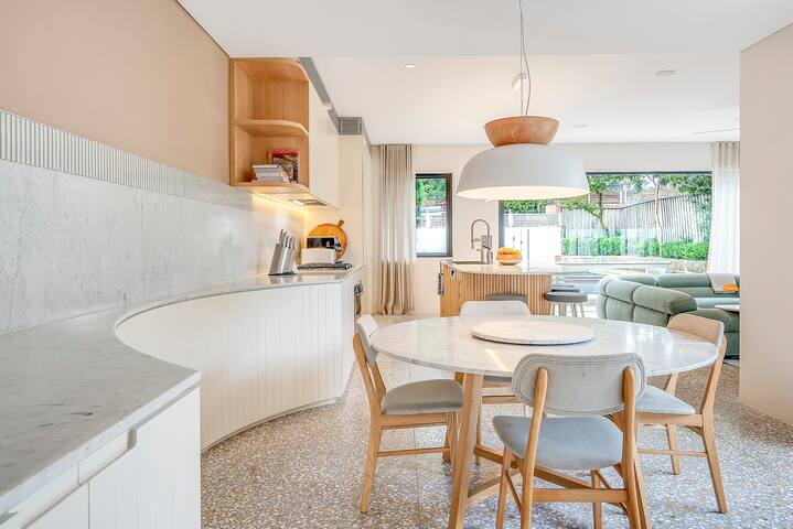 Luxe family home w/pool near City, Darling Harbour